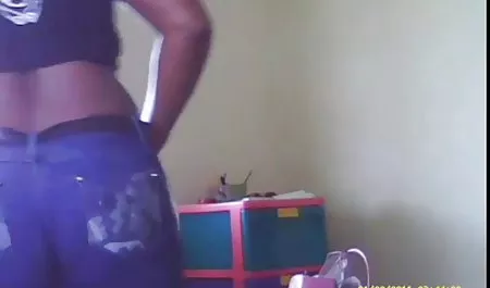 Petite remaja bokep jepang ibu montok dikelilingi oleh empat Toket besar