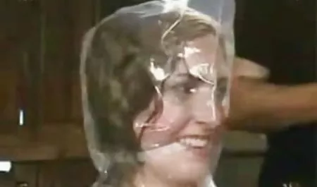 Panas rambut pirang menggosok japanese susu montok kakinya dan pukas