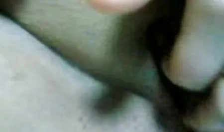 Membelai kemaluannya dan memastikan ia cums di video bokep tante montok jepang mulutnya