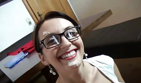 Lucu brunette bermain dengan dirinya bokeo jepang montok sendiri di kamar mandi.