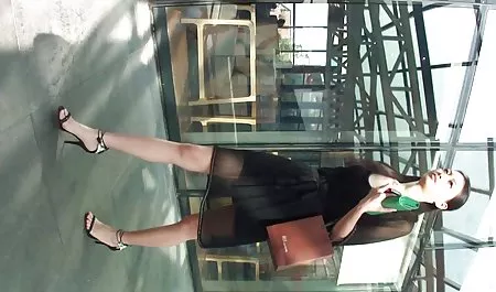 Bi-bi-pria mengambil bokeo jepang montok seorang pemuda kulit hitam dari halte bus